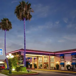 Hotel Travelodge By Wyndham Orange County Airport/ **
